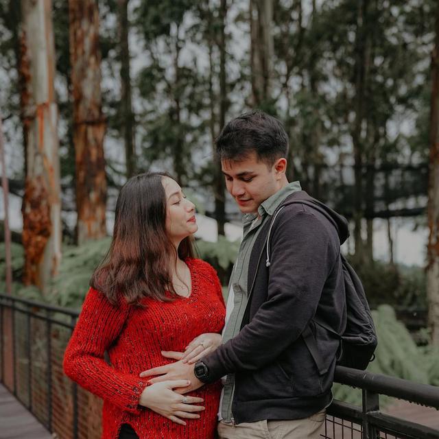 6 Potret Rizky Alatas Dampingi Adzana Bing Slamet saat Hamil, Makin Romantis