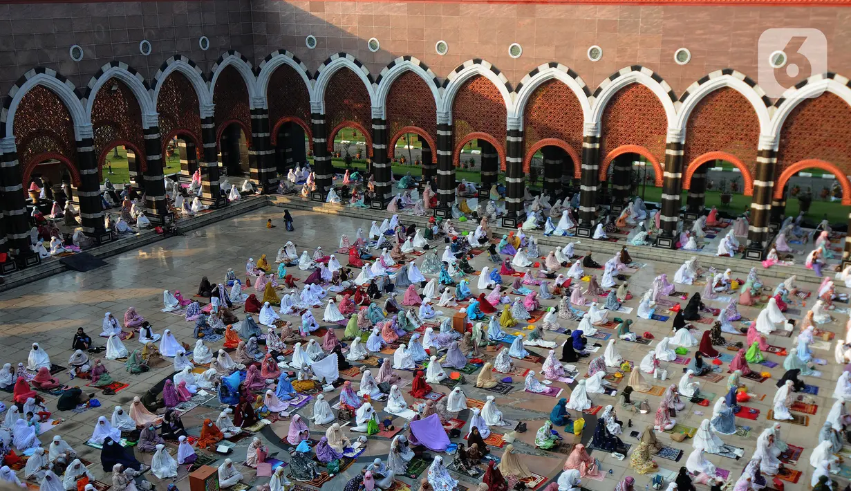 Ribuan umat Islam melaksanakan sholat Idul Fitri di Masjid Kubah Emas, Depok, Jawa Barat, Kamis (13/5/2021). Hari ini seluruh umat Islam dunia merayakan Hari Raya Idulfitri 1442 Hijriah setelah menjalankan ibadah puasa satu bulan penuh di bulan suci Ramadhan. (merdeka.com/Arie Basuki)