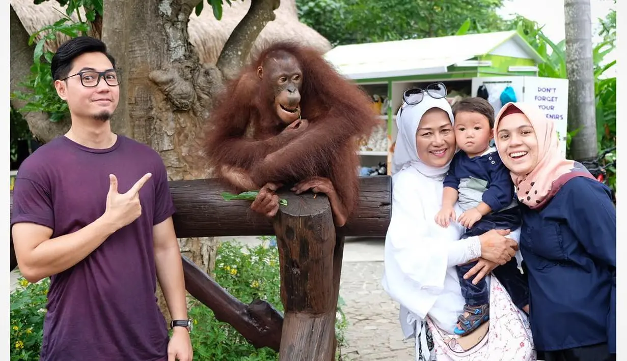 Kalau di foto ini Nycta juga memperkenalkan sang anak kepada salah satu jenis hewan bernama Orang Utan. Wajah semringah tetap terpancar dari wajah Gina, ia tak terlihat lelah meski sedang berbadan dua. (Instagram/missnyctagina)