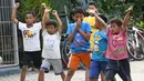 Sejumlah anak melakukan pemanasan di Padepokan Gajah, sebuah akademi swasta di Pringsewu, Kabupaten Lampung, Sumatera Selatan (7/11). Menjelang Asian Games 2018 dan Tokyo 2020, Indonesia siap mengirim atlet angkat besi tanguh. (AFP Photo/GOH Chai Hin)