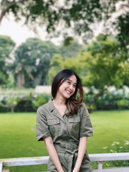 Dengan berbagai gaya rambut, Esta Pramanita tetap pancarkan pesonanya. Selain pernah punya rambut panjang dan rambut super pendek, Esta juga pernah memanjangkan rambutnya hingga sebahu. Panjang sebahu merupakan panjang rambut ideal yang biasa jadi pilihan banyak orang, tak terkecuali Esta Pramanita. (Liputan6.com/IG/@estapramanita)