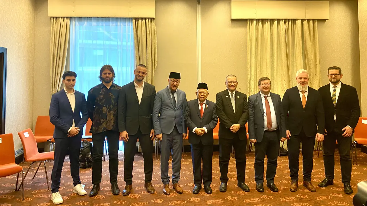 Ma'ruf Amin melakukan pertemuan dengan Yayasan Islam dan para pengusaha halal di Bratislava, Slovakia, Minggu (26/11/2023)