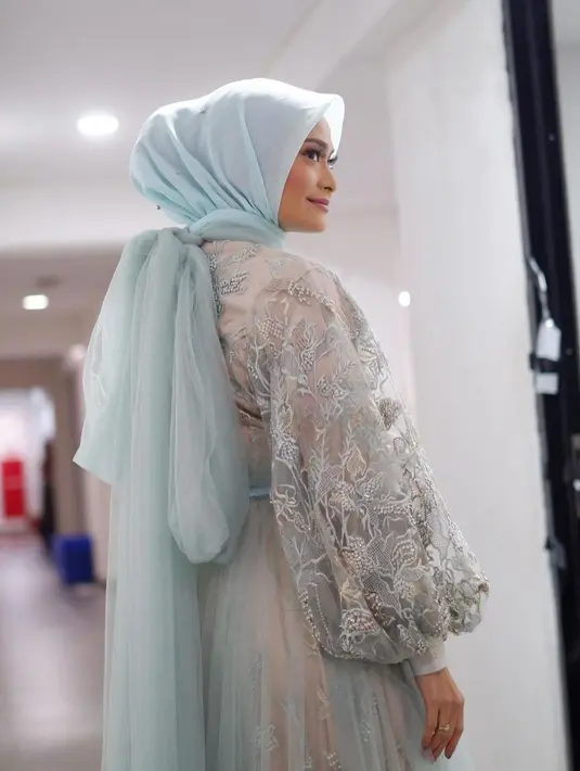 Artis berusia 43 tahun itu cantik memesona dengan balutan hijam. Unggahan tersebut membuat pangling pengikut instagramnya. [Instagram/ersamayori]