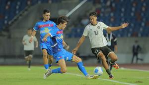 Di babak kedua, Timnas Indonesia U-22 tampil lebih agresif. Tampak dalam foto, pemain Timnas Indonesia U-22, Rafel William Struick (kanan) berhadapan dengan dua pemain Filipina, Gavin Muens (8) dan Alex James Monis (13), pada laga perdana Grup C SEA Games 2025 di Stadion 700th Anniversary, Chiang Mai, Thailand, Senin (8/12/2025). (Bola.com/Bagaskara Lazuardi)