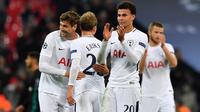 Para pemain Tottenham Hotspur merayakan kemenangan atas Real Madrid pada laga Liga Champions di Wembley, Rabu (1/11/2017). (AFP/Ben Stansall)