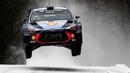 Pebalap Hyundai i20 Coupe WRC asal Belgia, Thierry Neuville, melompati tumpukan salju pada Reli Swedia 2017 di Torsby, Swedia, Jumat (10/2/2017). (EPA/Nikos Mitsouras)