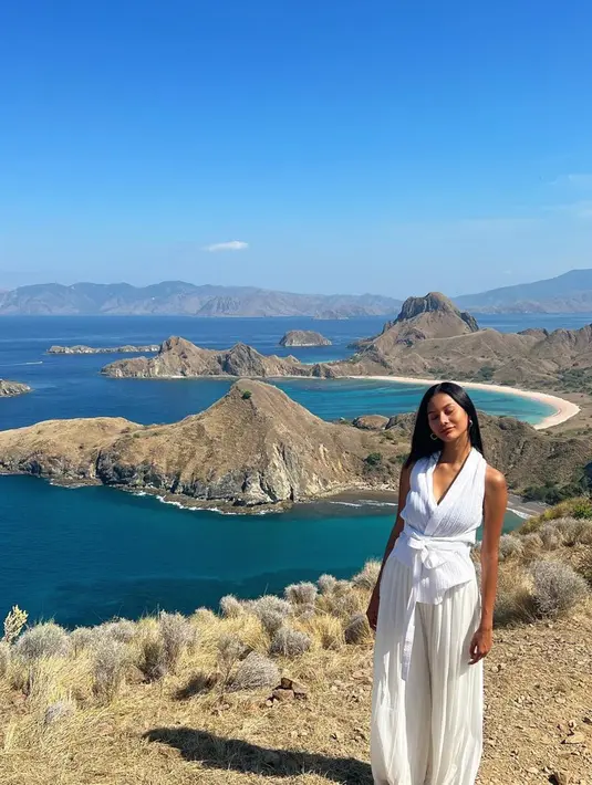 Kini, dirinya diketahui menjajal dunia akting. Berperan sebagai Kiara, Aurra diketahui mencoba debut sebagai aktris melalui serial web berjudul Bestie. (Liputan6.com/IG/@aurrakharishma)
