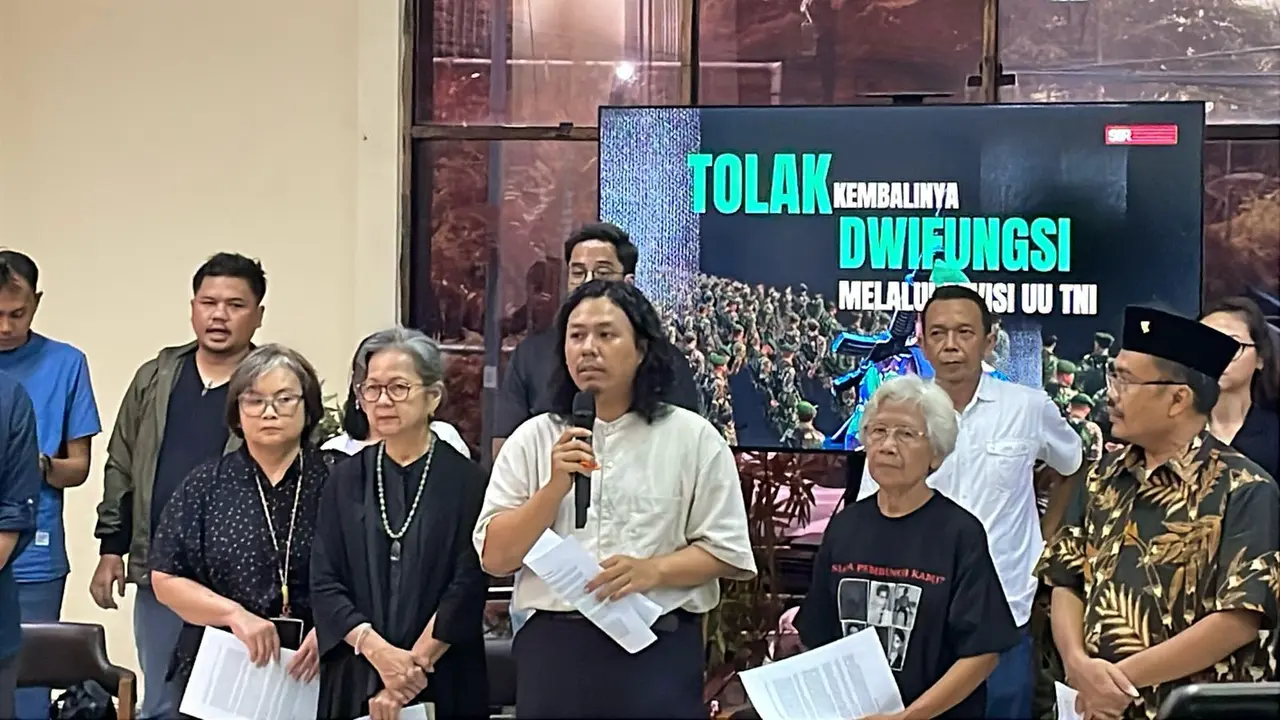 Sejumlah pegiat demokrasi hingga aktivis HAM membacakan petisi menolak RUU TNI di Kantor YLBHI, Jakarta, Senin (17/3/2025). (Merdeka.com/Muhammad Genantan Saputra)