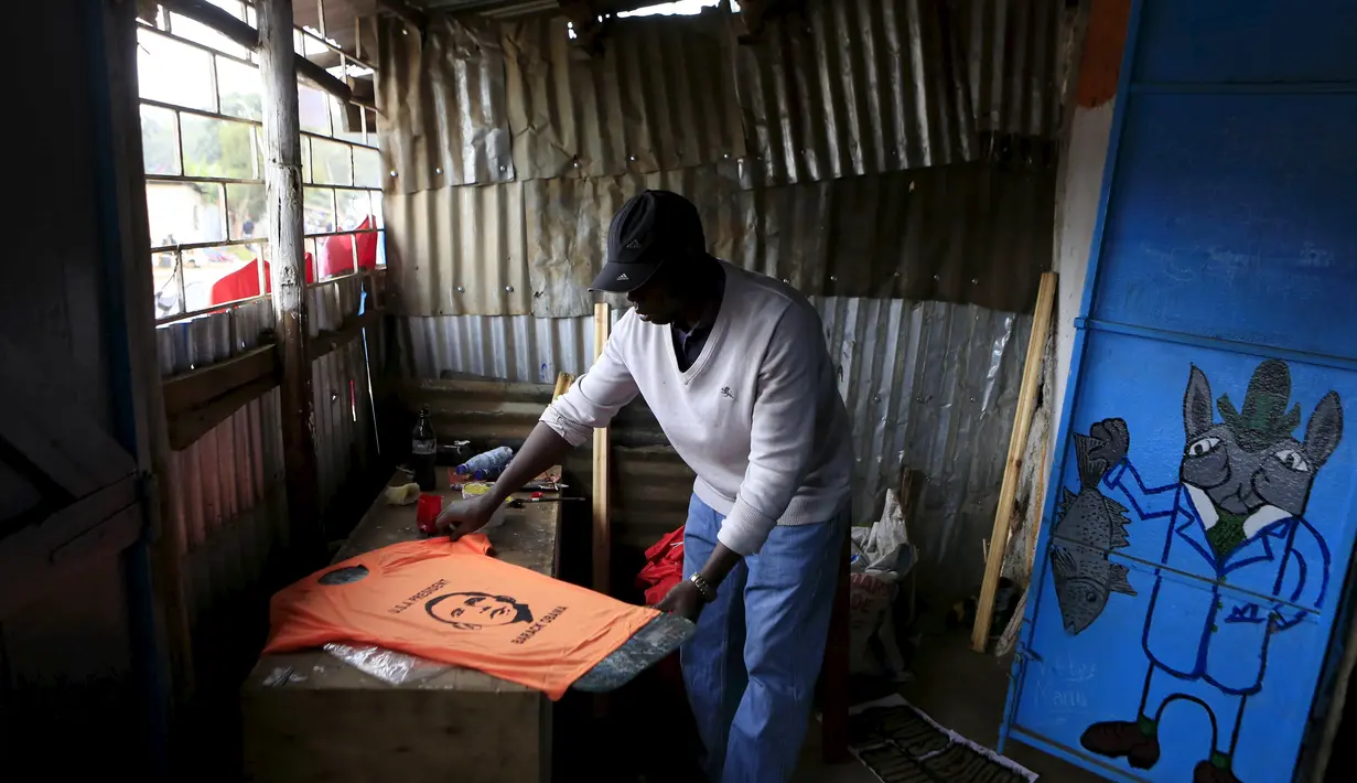 Sebuah kaos bergambar Presiden AS, Barack Obama berhasil disablon di sebuah bengkel kecil di daerah kumuh Kibera, Kenya, Kamis (23/7/2015). Barack Obama akan melakukan kunjungan kenegaraan ke Kenya pada Jumat (24/7). (REUTERS/Noor Khamis)