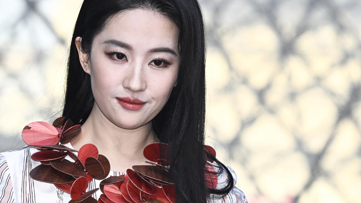 Gaya Liu Yifei Dikritik Ketinggalan Zaman Saat Sumbang Cuan Rp135,3 M untuk Louis Vuitton