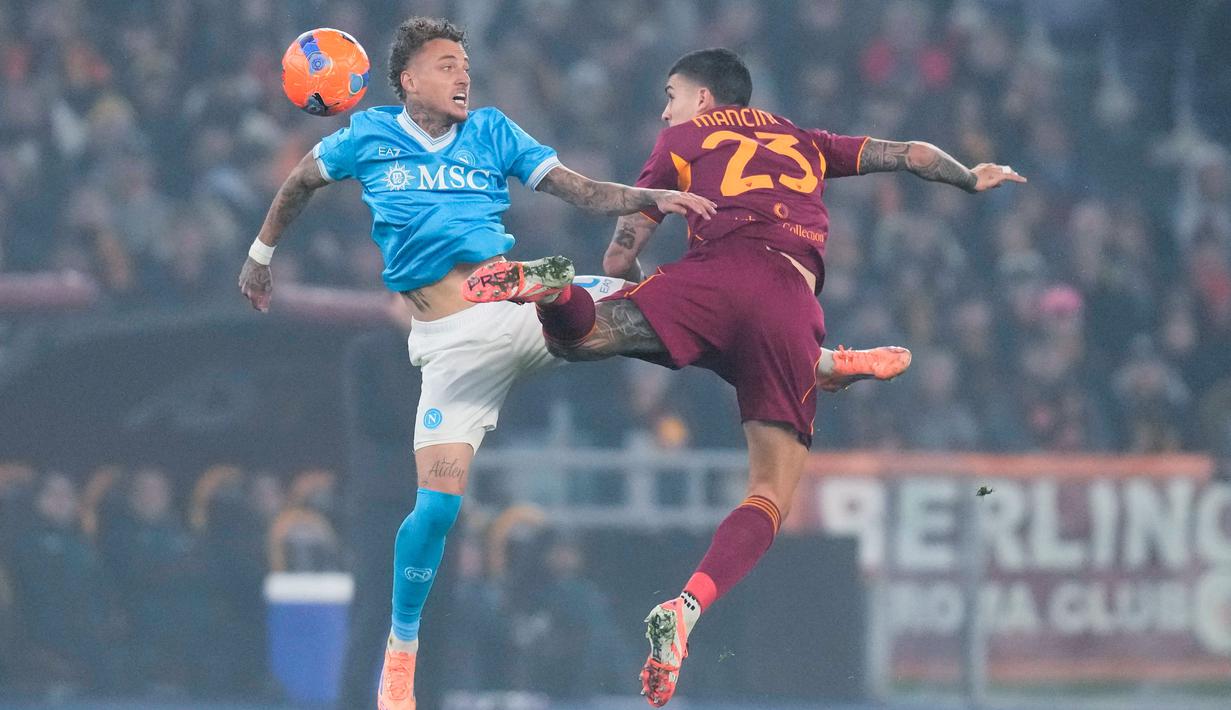 Napoli berhasil meraih kemenangan krusial dalam perburuan gelar Serie A setelah menaklukkan AS Roma 1-0 di Stadio Olimpico, Senin (1/12/2025) dini hari WIB. (AP Photo/Gregorio Borgia)