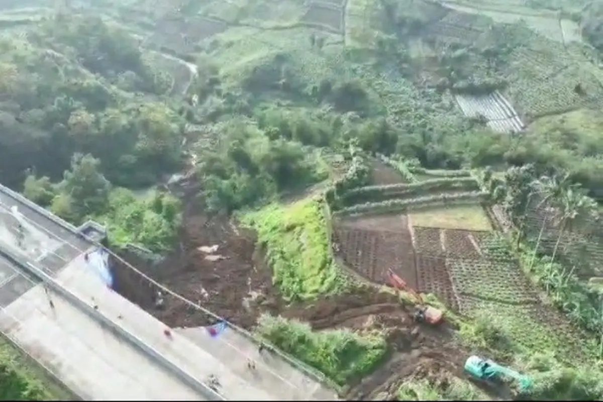 Longsor di Jalan Tol Bocimi (Liputan6.com/Istimewa)
