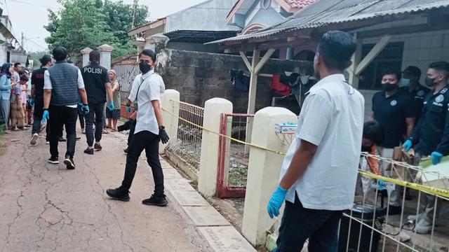 Tim Puslabfor Mabes Polri membawa sejumlah sampel saat olah TKP ulang di rumah keluarga di Bekasi yang diduga keracunan.
