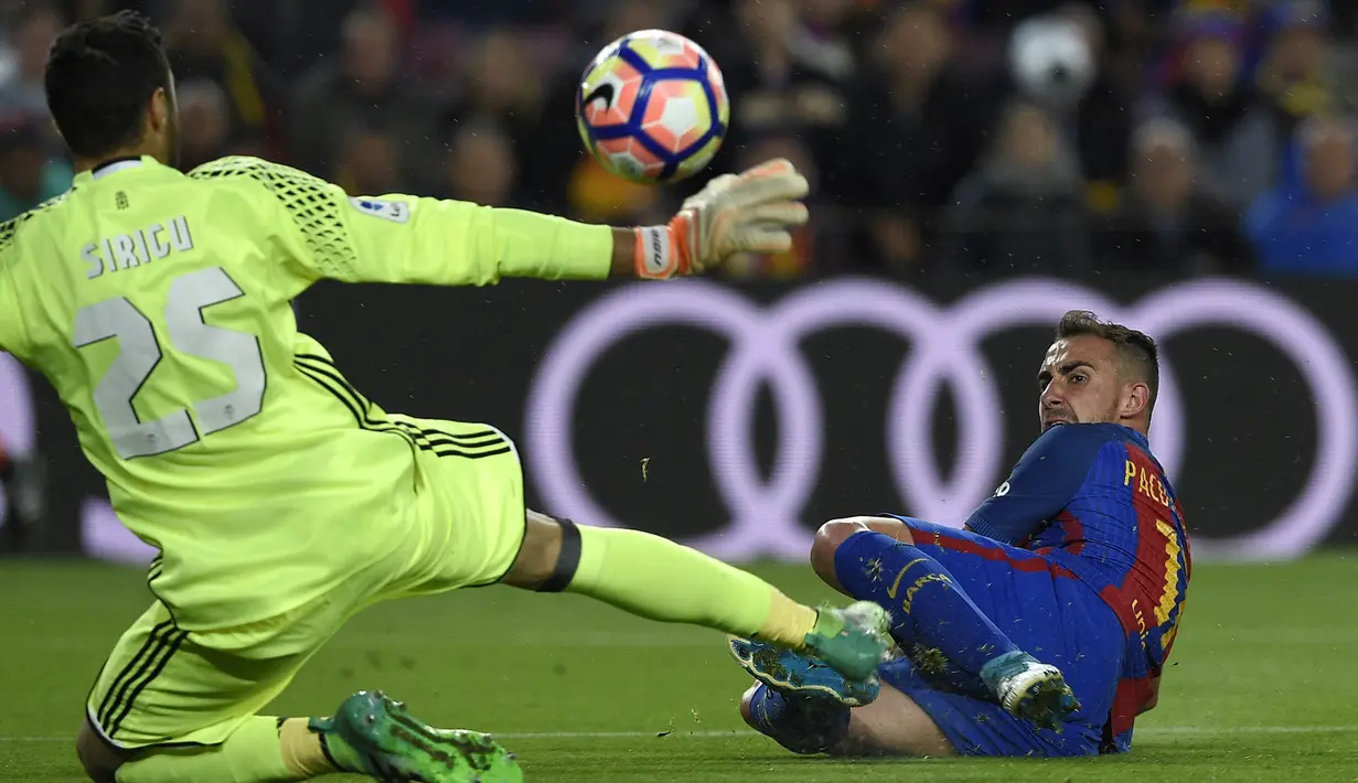 Proses terjadinya gol striker Barcelona, Paco Alcacer, ke gawang Osasuna  pada laga La Liga di Stadion Camp Nou, Barcelona, Rabu (26/4/2017). Barcelona menang 7-1 atas Osasuna. (AFP/Lluis Gene)