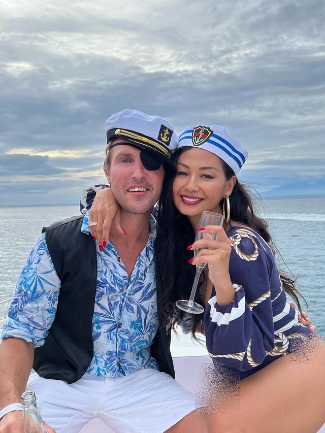 Tampil Pakai Baju Pelaut, Ini 7 Potret Indah Kalalo di Ulang Tahun Suami