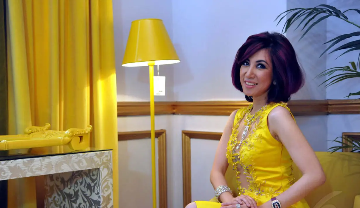 Gaya glamor memesona Sonia Wibisono di acara ulang tahunnya yang ke-37, Jakarta, Selasa (18/11/2014). (Liputan6.com/Panji Diksana)