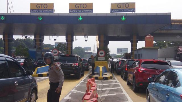 Kemacetan di Tol Bandara Soetta menuju Jakarta