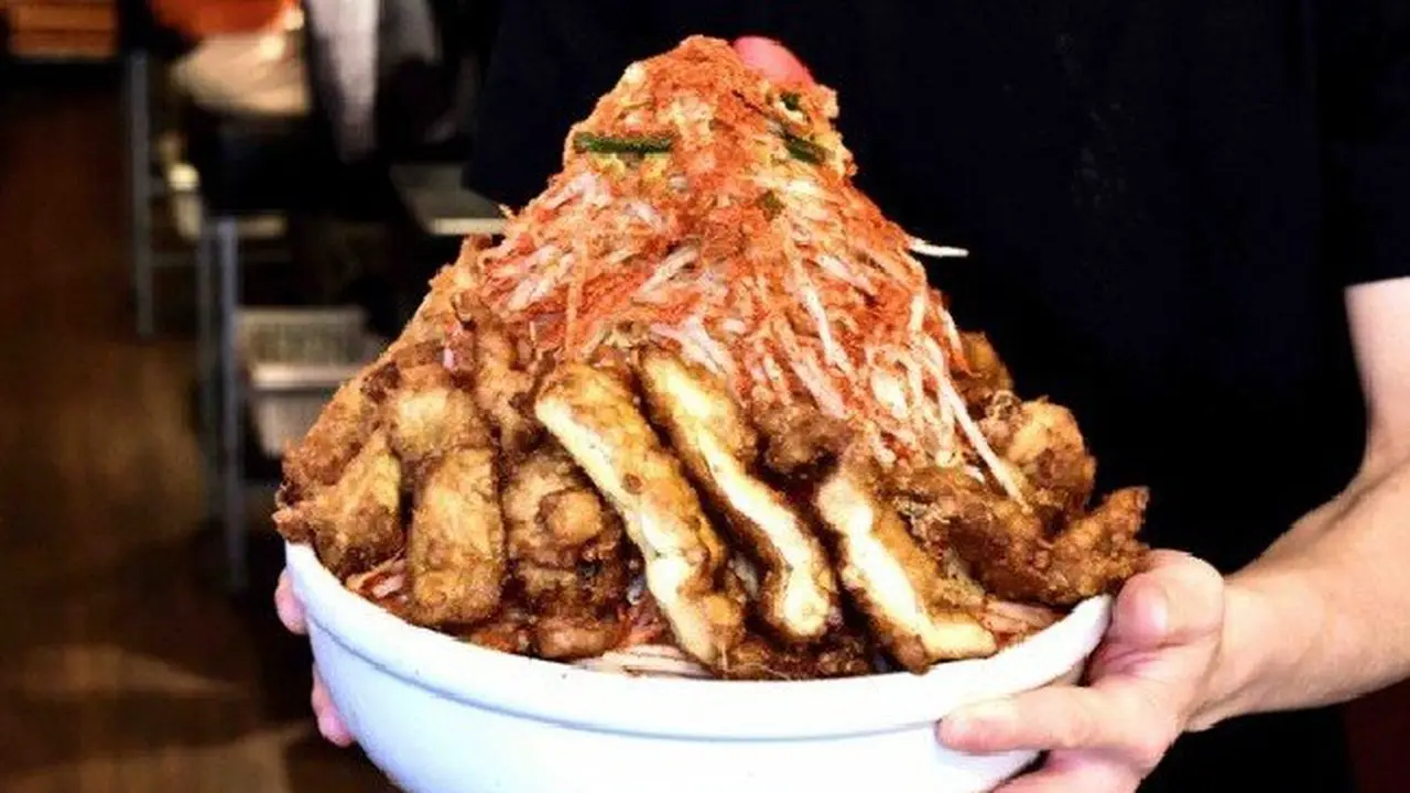 makan ramen di restoran Umakara Ramen Hyouri
