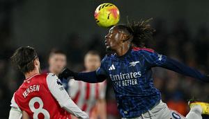 Gelandang Arsenal, Eberechi Eze, menanduk bola saat menghadapi Brentford pada laga pekan ke-26 Premier League 2025/2026, Jumat (13/2/2026) dini hari WIB. (Glyn KIRK / AFP)