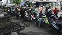 Daop 2 Bandung Larang Warga Ngabuburit di Rel Kereta Api
