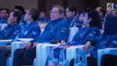 Ketua Umum Partai Demokrat Susilo Bambang Yudhoyono (SBY) didampingi Ani Yudhoyono saat membuka Pembekalan Caleg Partai Demokrat di Jakarta, Sabtu (10/11). (Liputan6.com/Faizal Fanani)