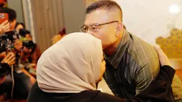 Potret Aurel Hermansyah saat memeluk erat sang ayah tercinta untuk mengucapkan selamat ulang tahun. Di instgaramnya, Aurel juga mengungkap pesan mengharukan.