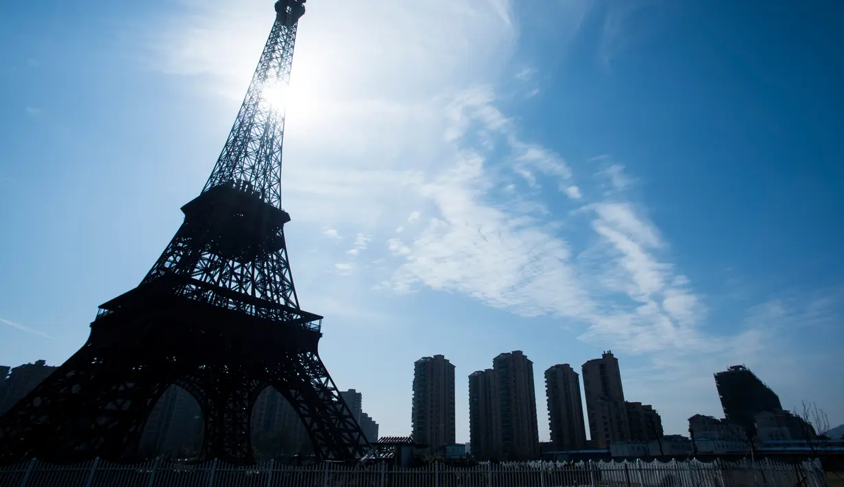 Replika Menara Eiffel yang dibangun di Tianducheng, pinggiran Hangzhou, China, 26 Januari 2016. Daerah berjuluk Paris kecil ini menyuguhkan berbagai destinasi wisata seperti menara Eiffel, Arc de Triomphe dan vila bergaya Eropa (AFP PHOTO/Johannes EISELE)