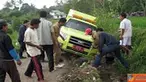 warga Garut berupaya mengevakuasi mobil dinas kesehatan hewan yang terperosok kepersawahan (Pengirim: Trian Mahawan)