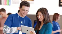 Seperti ini kaus biru yang digunakan petugas Apple Store (Sumber: Business Insider).