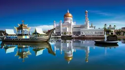Brunei Darussalam memiliki pendapatan per kapita negara ini menjadi salah satu yang terbesar yaitu US$ 79.710 atau Rp 1,1 Miliar. Sektor terbesar penyumbang dana negara yaitu berasal dari ekspor minyak mentah dan gas.(borneoadventure.com)