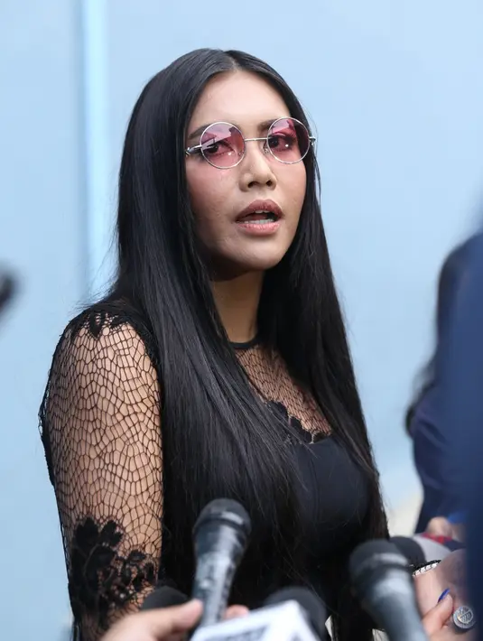 Selain itu, yang membuatnya semakin tidak terima adalah komentar tersebut mencatut anaknya yang sama sekali tidak bersalah. Dari sekian banyak komentar, hanya akun itu lah yang melakukannya menurut Denada. (Nurwahyunan/Bintang.com)