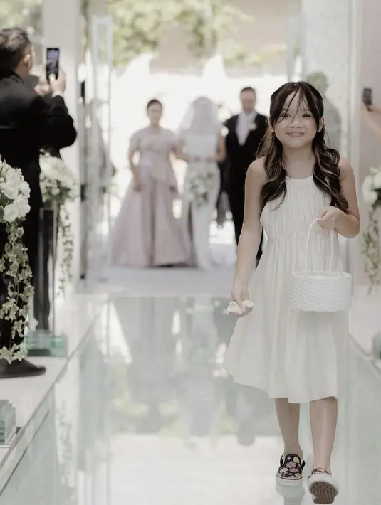 <p>Gempita pun hadir sebagai Flower girls, yang bertugas sebagai pembuka acara saat prosesi masuknya kedua mempelai ke dalam lorong sambil membawa bunga. [@gritteagatha]</p>