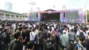 Para penonton yang sudah mengantre sejak siang terlihat berlarian menuju area panggung utama. Tampak dalam foto, pengunjung memadati panggung utama gelaran KapanLagi Buka Bareng (KLBB) Festival 2026 hari pertama di Stadion Madya, Kompleks Gelora Bung Karno, Senayan, Jakarta, Sabtu 28 Februari 2026. (Dok/Kapanlagi Youniverse)