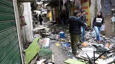 Petugas keamanan Irak memeriksa lokasi serangan bom yang terjadi di sebuah pasar di Baghdad, Irak (31/12). Pusat ledakan bom terjadi di dekat toko yang menjual suku cadang mobil di pasar al-Sinak. (Reuters/Ali al-Mashhadan )