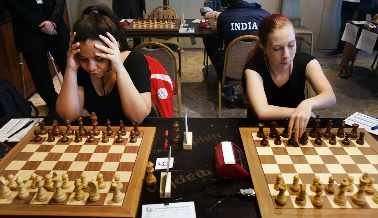 Pemain catur remaja berusaha fokus sebelum mengikuti Kejuaraan Catur Remaja Dunia 2017-FIDE di Montevideo (25/9). Dalam kejuaran catur dunia ini diikuti oleh 400 peserta dari 53 negara. (AFP Photo/Panta Astiazaran)