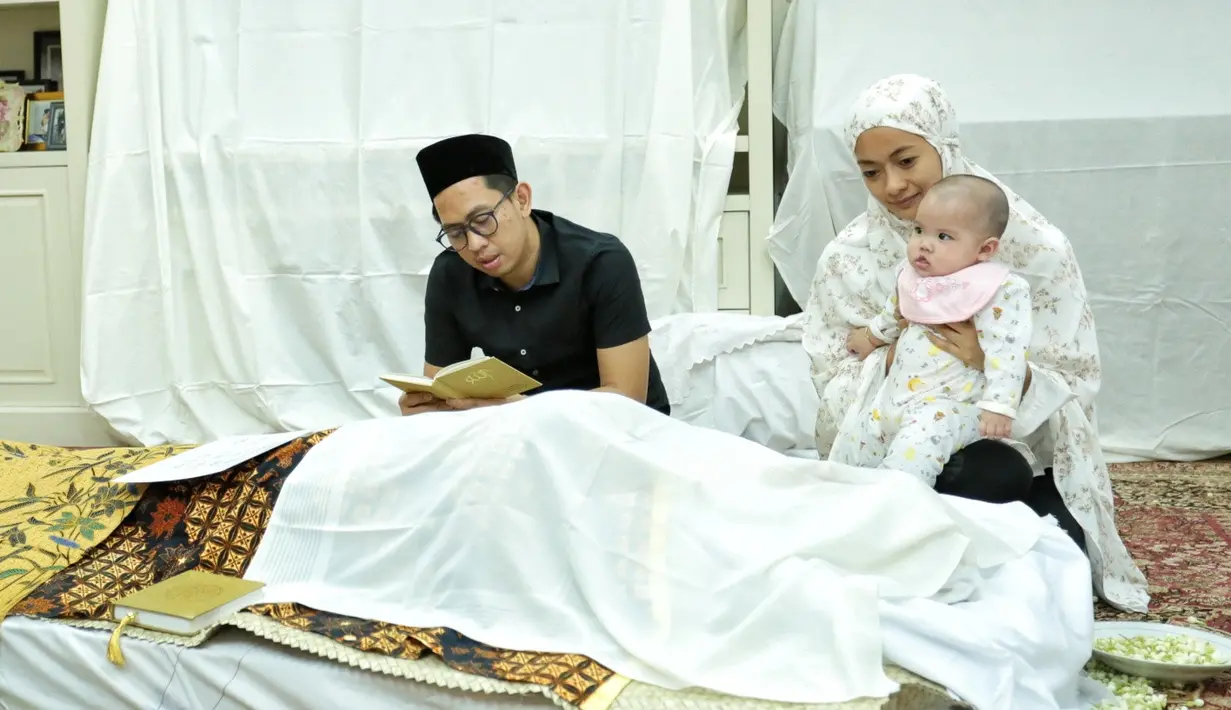 Sejak dikabarkan sang suami sudah tiada, Ririn yang berada di Mekah tentunya sangat syok. Berusaha untuk kembali ke Indonesia secepatnya untuk melihat sang suami untuk terakhir kali, namun apa daya Tuhan berkehendak lain. (Adrian Putra/Bintang.com)