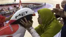 M Fadli pebalap sepeda Indonesia disambut anggota keluarga usai meraih medali emas di nomor 4000 meter Individual Pursuit C4 di Velodrome Rawamangun, Jakarta,  Jumat (11/10/2018).  (Bola.com/Peksi Cahyo)