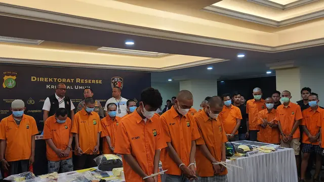 Empat pemuda berandal berurusan dengan polisi setelah aksi kejahatannya atas sejumlah peristiwa tawuran di wilayah Jakarta terbongkar. Keempat provokator itu berinisial SA (21), YA (23), G (19) dan ADD (16). (Merdeka.com/Bachtiarudin Alam)