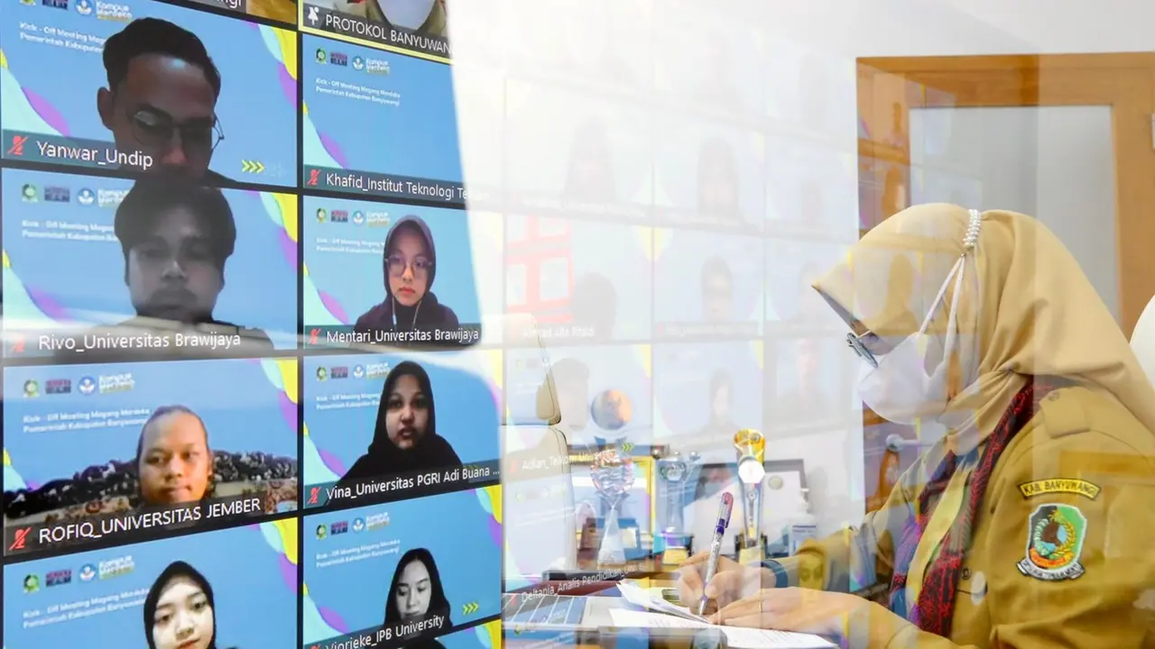 Bupati Banyuwangi Ipuk Fiestiandani memberikan sambutan secara virtual dihadapan ratusan mahasiswa yang akan mengikuti kampus  mengajar di Banyuwangi. (Istimewa)