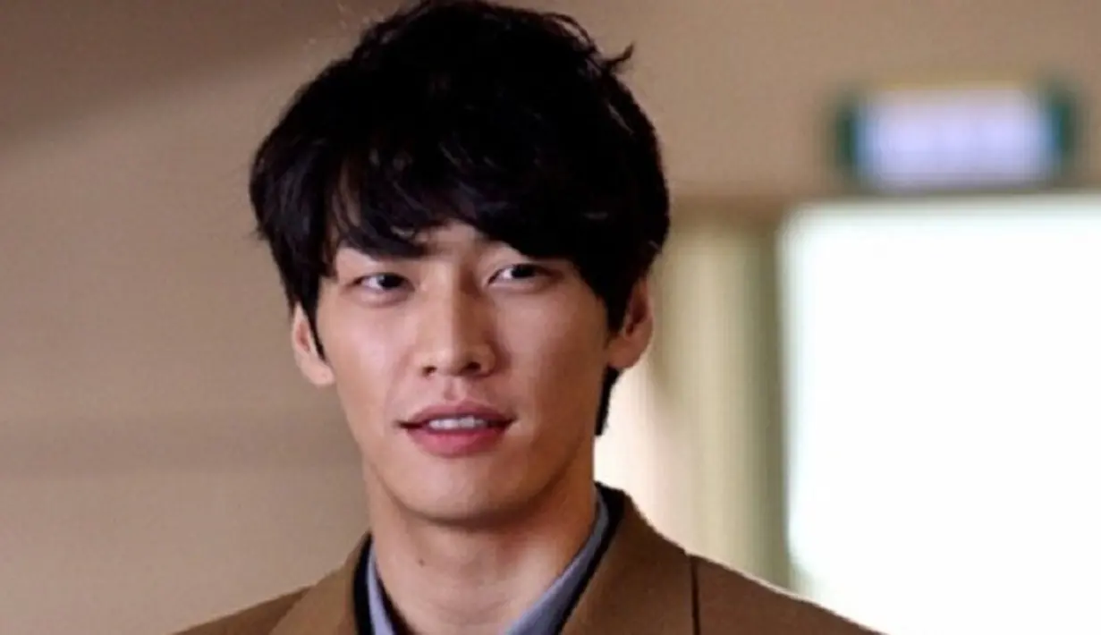 Kim Young Kwang memulai kariernya di dunia model. Pada 2008, ia jadi model asia pertama di panggung Dior Homme. Ia terjun ke dunia akting dan bermain dalam drama The Gurdians, Gogh The Starry Night, dan Love Rain. (Foto: soompi.com)