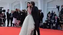 Aktris Matilda de Angelis saat dicium oleh aktor Italia Andrea Arcangeli saat menghadiri pemutaran perdana film "Una Famiglia" dalam Festival Film Venice ke-74 di Venice Lido, Italia (4/9). (AFP Photo/Tiziana Fabi)