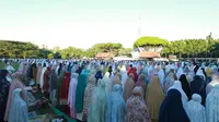 Ribuan warga Muhammadiyah Banyuwangi melaksanaan Sholat Idul Fitri di Lapangan Blambangan Banyuwangi (Istimewa)