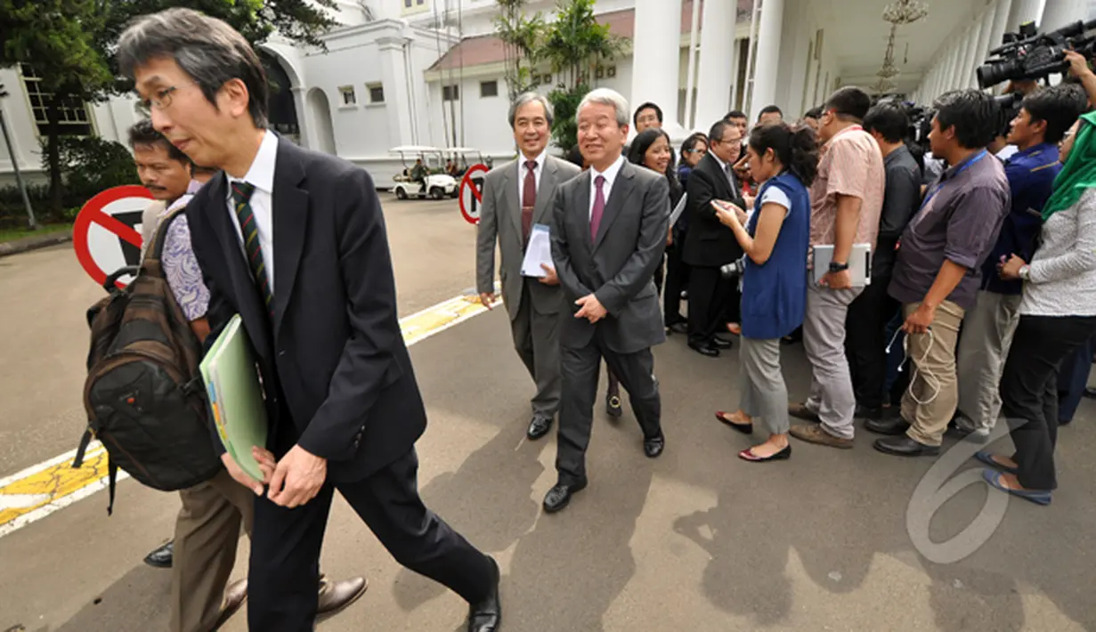 Presiden Japan International Cooperation Agency (JICA) Akihiko Tanaka meninggalkan Istana Negara usai menemui Presiden Joko Widodo, Jakarta, Kamis (12/2/2015). (Liputan6.com/Faizal Fanani)
