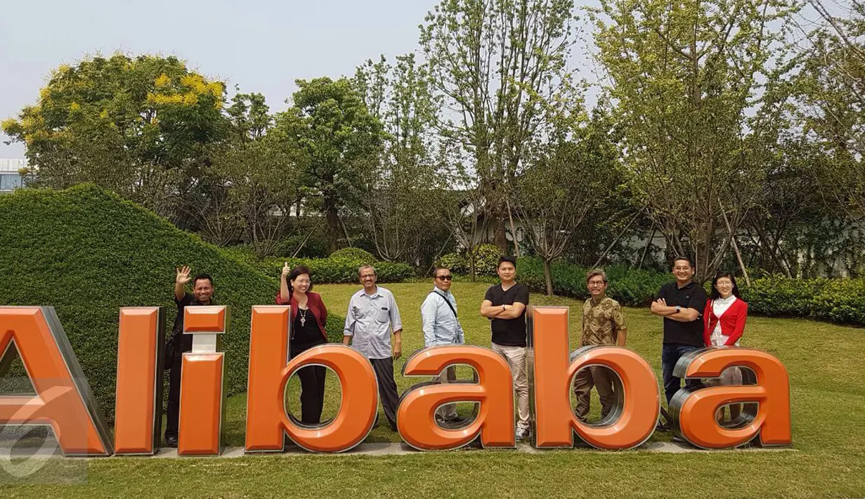 Sejumlah wisatawan berfoto di depan logo Alibaba saat mengunjungi kantor pusat di Hangzhou, China, yang merupakan salah satu perusahaan layanan e-commerce terbesar di dunia. (Liputan6.com/Iwan Triono)