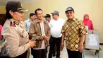 Ketua DKPP, Jimly Asshiddiqie (kedua kanan) bersama aparat terkait melakukan inspeksi di TPS 14 Beji Timur Kota Depok, Rabu (9/12/2015). Jimly mengecek langsung pelaksanaan Pilkada di sejumlah TPS yang ada di Depok. (Liputan6.com/Helmi Fithriansyah)