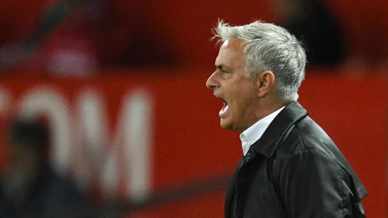 Ekspresi Kecewa Jose Mourinho Usai Dibantai Tottenham