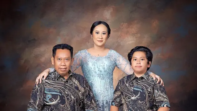 6 Potret Wisuda Novita Eka Afriana Anak Tukul Arwana yang Jarang Tersorot