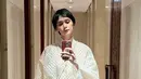 Renata mengenakan atasan lengan panjang putih bertekstur dari desainer Didiet Maulana. Dipadukan rok panjang pleated warna senada dengan tasnya. [@renata711]