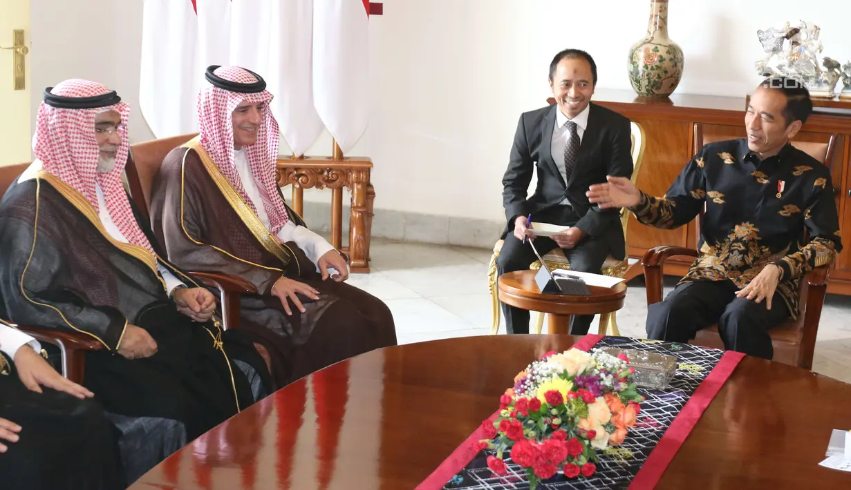 Presiden Joko Widodo berbincang dengan Menteri Luar Negeri Arab Saudi Adel bin Al-Jubeir dan rombongannya di Istana Kepresidenan Bogor, Senin (22/10). (Liputan6.com/Angga Yuniar)