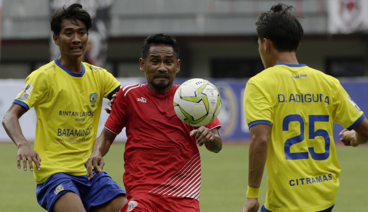 Gelandang Persija Jakarta, Ramdani Lestaluhu, mengontrol bola saat melawan 757 Kepri Jaya pada laga Piala Indonesia di Stadion Patriot Bekasi, Jawa Barat, Rabu (23/1). Persija menang 8-2 atas Kepri. (Bola.com/Yoppy Renato)
